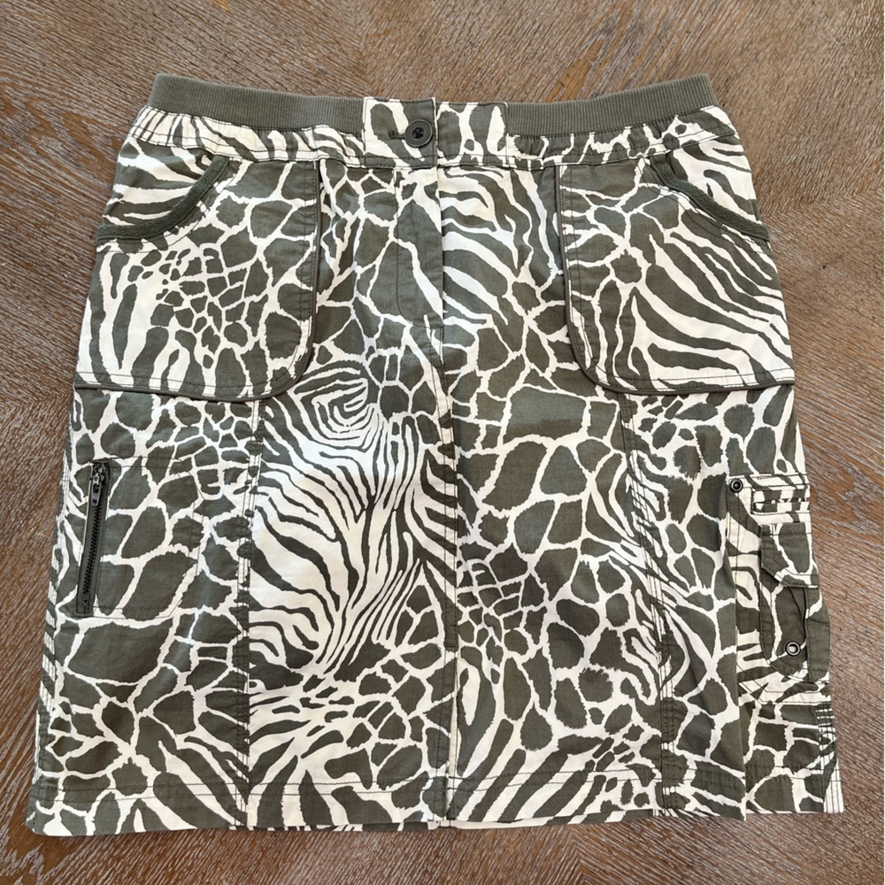Chico's Green Animal Print Cargo Skirt Sz 1 Elastic Waist 32” length 19” Slit